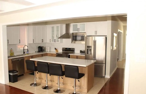 Markham Casa | Serene & Modern ~ 10min to Downtown ~ Yard ~ Pkg!
