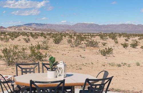 Wonder Valley Casa | Serene Modern Home Backdoor with great WiFi, games, movies, patio seating and bbq Easy Access to North Joshua Tree National Park in 10 minutes
