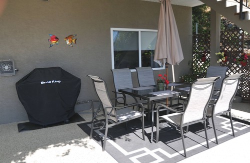 Central Okanagan Casa | Serene, modern suite with spectacular lake views