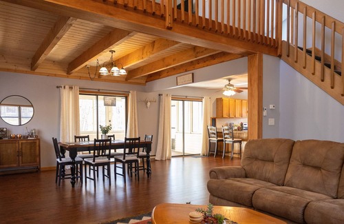 Gouldsboro Chalet De Esquí | Serene Mountain Escape with King Bed, Fire Pit, Games & Fireplace