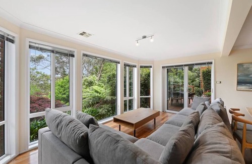 Wentworth Falls Casa | Serene Mountain Haven with Scenic Balcony & Garden