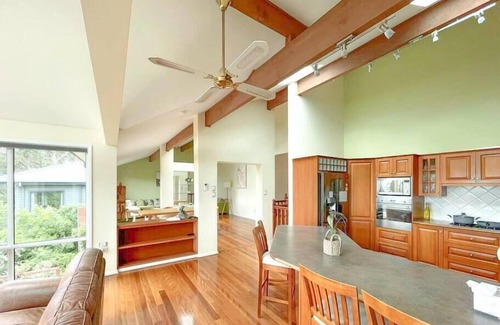 Wentworth Falls Casa | Serene Mountain Haven with Scenic Balcony & Garden