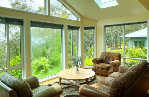 Wentworth Falls Casa | Serene Mountain Haven with Scenic Balcony & Garden
