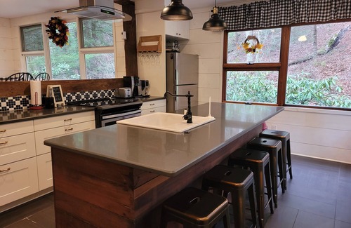Laughlintown Cabaña | Serene Mountain Cottage a orillas del arroyo McCullen Run