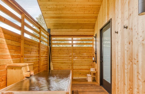 Stevenson Cabina | Serene mountain-view cabin with geothermal hot tub, indoor steam sauna & deck