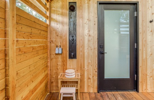 Stevenson Cabina | Serene mountain-view cabin with geothermal hot tub, indoor steam sauna & deck
