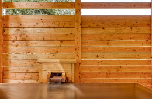 Stevenson Cabina | Serene mountain-view cabin with geothermal hot tub, indoor steam sauna & deck