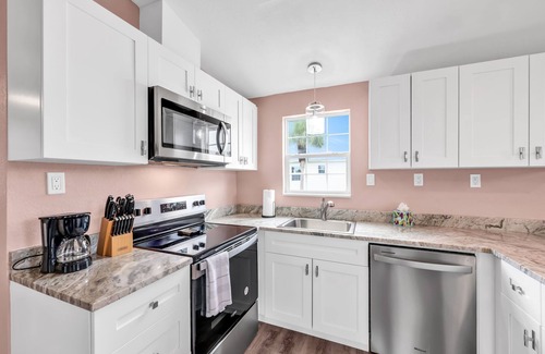 Iona Casa | Serene Oasis - 2 Bedroom - Less than 5 miles to the beaches!