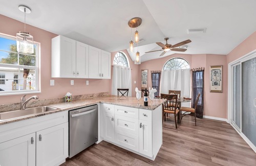 Iona Casa | Serene Oasis - 2 Bedroom - Less than 5 miles to the beaches!