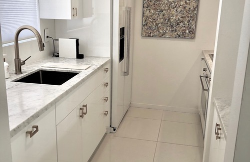 Araby Commons Condominio | Sereno y tranquilo retiro de mediados de siglo rodeado de montañas y cerca de todo