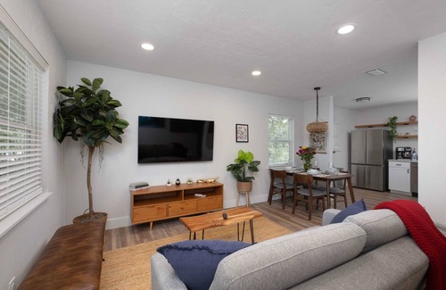 Gainesville Condominio | Serene Place - Walk to UF - Free Parking