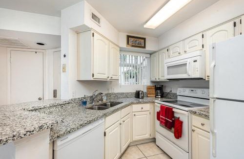 Ocean Side Village Apartamento | Serene Pondside Getaway - BC10