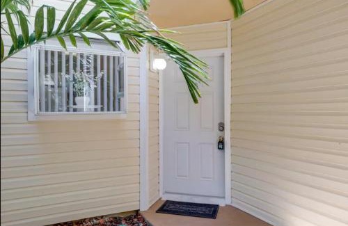 Ocean Side Village Apartamento | Serene Pondside Getaway - BC10