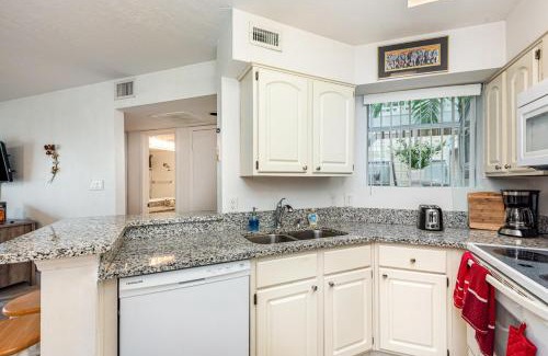 Ocean Side Village Apartamento | Serene Pondside Getaway - BC10