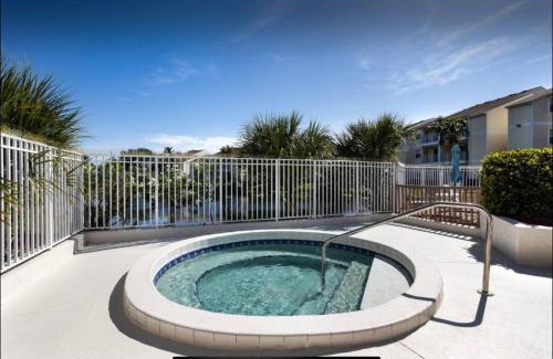 Ocean Side Village Apartamento | Serene Pondside Getaway - BC10