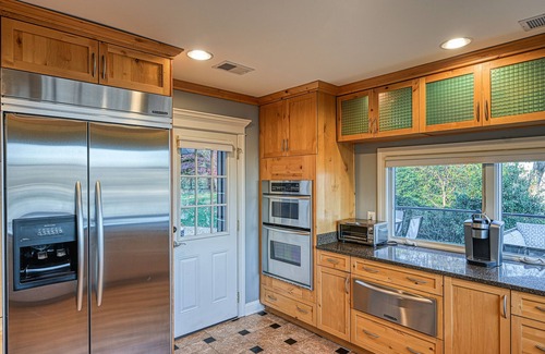 Arden-on-the-Severn Casa | Serene, riverfront home with deck, balcony, kitchen & fireplace - dog-friendly