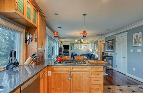 Arden-on-the-Severn Casa | Serene, riverfront home with deck, balcony, kitchen & fireplace - dog-friendly