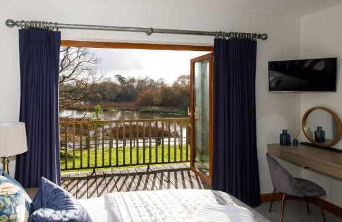 Netley Casa | Serene Riverside: 6BR Luxury Retreat in Curdridge