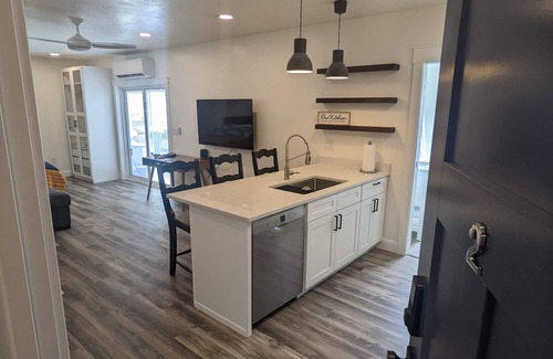 South Jordan Apartamento | Serene Riverton Studio / Mountain Views / Hot Tub / 22mi to SLC & Ski Resorts