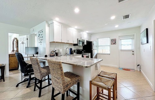 Sarasota Springs Casa | Serene Sarasota Retreat with King Bed, Full Kitchen, Fast Wi-Fi and A/C
