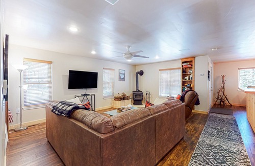 Pla-Vada Woodlands Casa | Serene & secluded retreat with wood stove, mountain views, & spacious deck