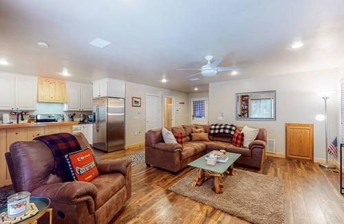Pla-Vada Woodlands Casa | Serene & secluded retreat with wood stove, mountain views, & spacious deck