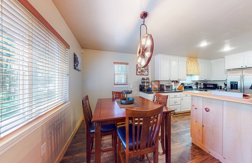 Pla-Vada Woodlands Casa | Serene & secluded retreat with wood stove, mountain views, & spacious deck