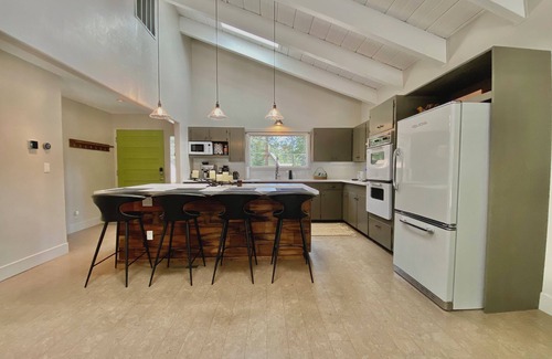 Pioneer Trail Casa | Serene South Lake Tahoe seasonal retreat with modern amenities