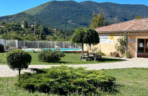 Montbrun-les-Bains Apartamento | Serene Stay in Provence: Idyllic Park Setting & Pool | 100 to Thermal Baths
