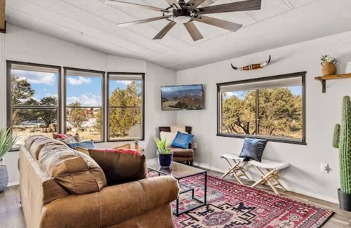 Williams Casa | Serene Stay~Hot Tub~Grand Canyon~Route 66! On 1 Acre!