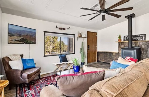Williams Casa | Serene Stay~Hot Tub~Grand Canyon~Route 66! On 1 Acre!