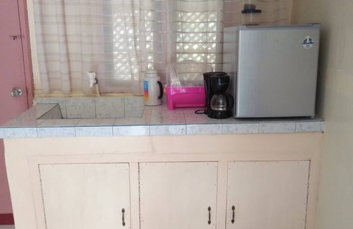 Gubat Apartamento | Estudio sereno en una propiedad cerrada en el centro de la ciudad.