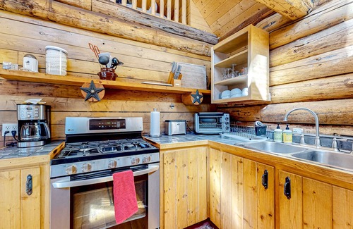 Taos Ski Valley Cabina | Serene & sunlit dog-friendly cabin with hot tub, fire pit, & views - near skiing