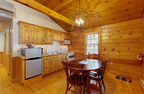 Northport Cabina | Serene two-bedroom dog-friendly cabin getaway with kitchen, fireplace & more