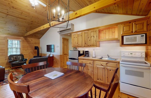Northport Cabina | Serene two-bedroom dog-friendly cabin getaway with kitchen, fireplace & more