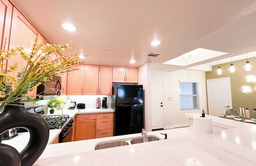 Encino Casa | Serene Unit in the Heart of Encino w/ W/D & Fitness Center