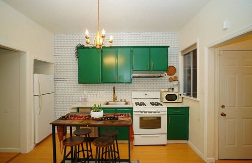 Oak Center Casa | Serene Uptown Retreat CL Train, Convention Center & Fox THE, w/ BBQ & Garden