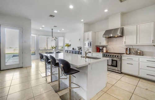 Magnesia Falls Cove Casa | Serene Volleyball Estate w/Majestic Views Pristine