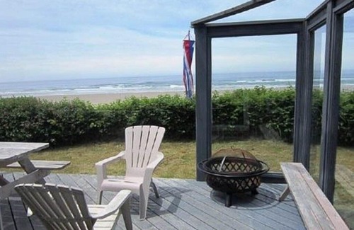 Edgewater Shores Casa | Serene Waldport Oceanfront with Fantastic Outdoor Gathering Space!