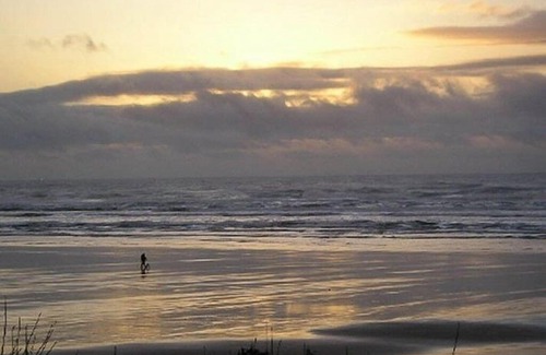 Edgewater Shores Casa | Serene Waldport Oceanfront with Fantastic Outdoor Gathering Space!