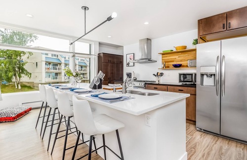South Addition Condominio | Serene waterfront condo with balcony, full kitchen & washer/dryer - dogs welcome