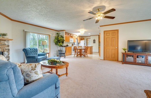 Zanesville Apartamento | Serene Zanesville Getaway: Hot Tub, 2 Decks!