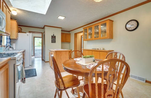 Zanesville Apartamento | Serene Zanesville Getaway: Hot Tub, 2 Decks!