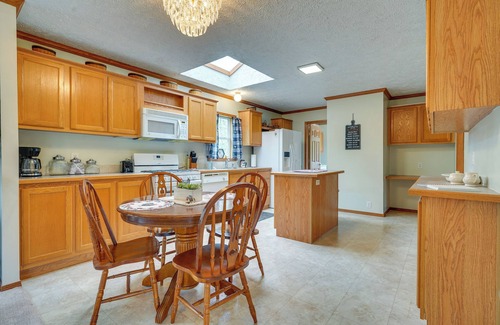 Zanesville Apartamento | Serene Zanesville Getaway: Hot Tub, 2 Decks!