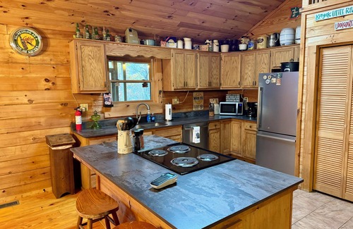 Mentone Cabina | Serenity-A Romantic Secluded Riverfront 1 level expansive log cabin with hot-tub