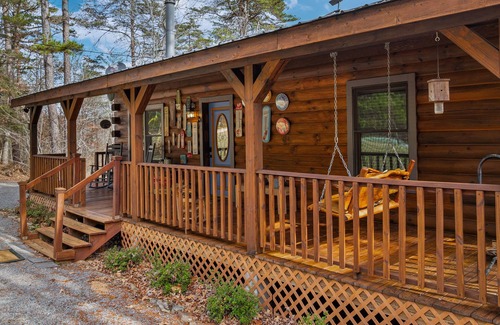 Mentone Cabina | Serenity-A Romantic Secluded Riverfront 1 level expansive log cabin with hot-tub