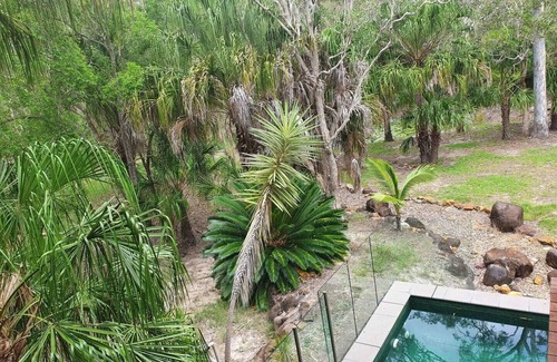 Agnes Water Apartamento | Serenity a Tropical oasis set on 4 acres of land with pool.