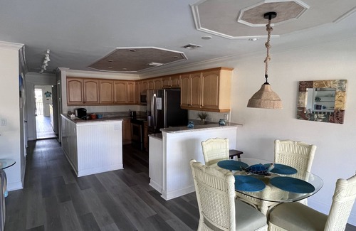 Royal Harbor Condominio | Sereno paraíso tropical con vista a delfines y manatíes
