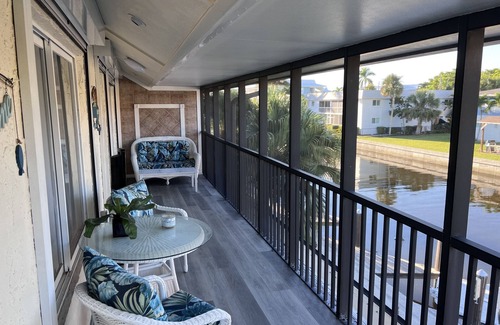 Royal Harbor Condominio | Sereno paraíso tropical con vista a delfines y manatíes