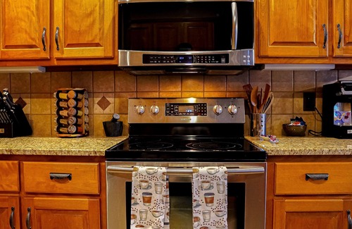 Gainesville Casa | Serenity at the Lake with a Twist